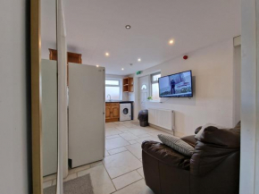 Nice Living Serviced Accommodations 8 (Entire 2 Ensuite Bedroom House)